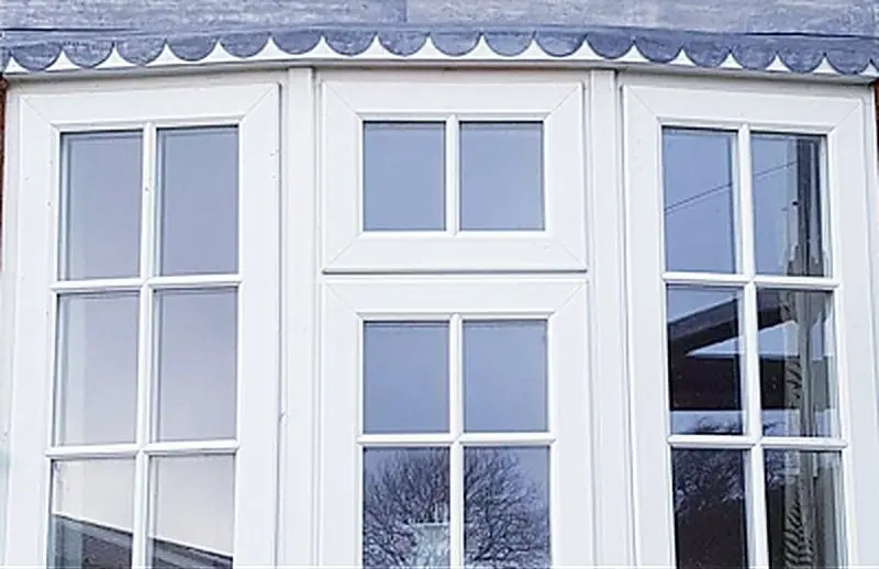 Scalloped trim on a bay window roof