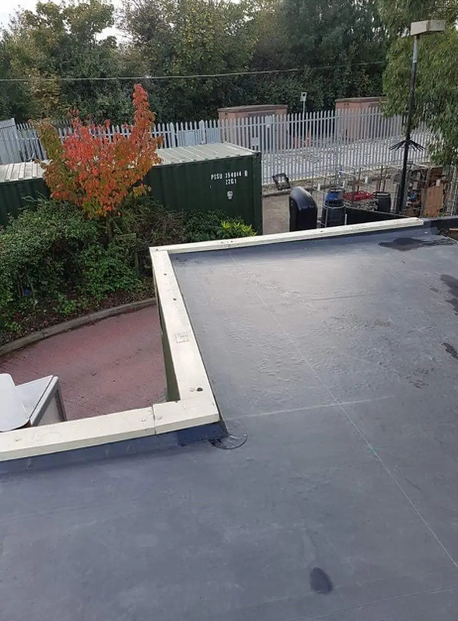 Flat roof in a rubber membrane